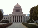 審議日数は実質30日足らず、夏の国政選挙へ