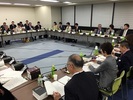 残業時間の上限規制、試される労政審