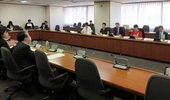 労働時間の通算と割増賃金、日雇い派遣の年収要件が焦点
